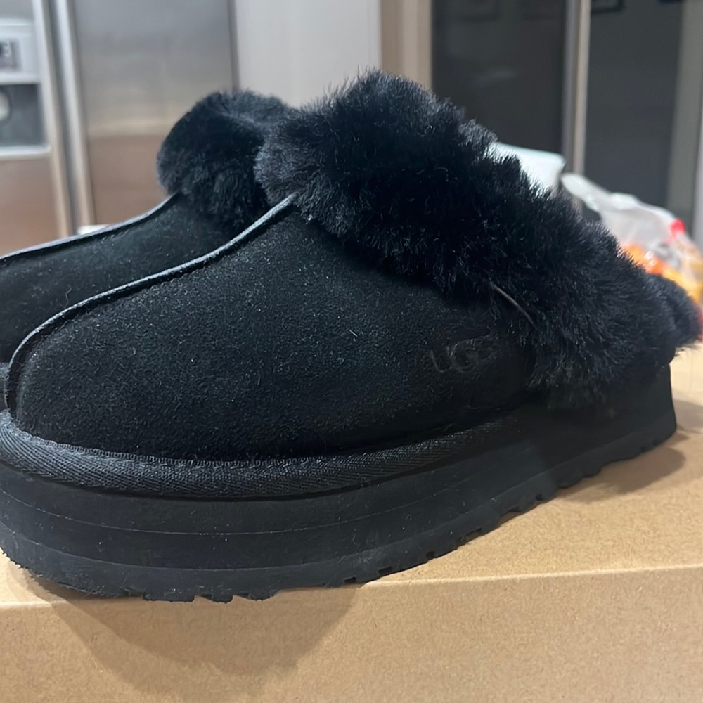 New UGG women’s Discette slipper